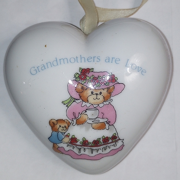 "GRANDMAS ARE LOVE" Porcelain Heart shape potpourri hanging diffuser. - Picture 1 of 2